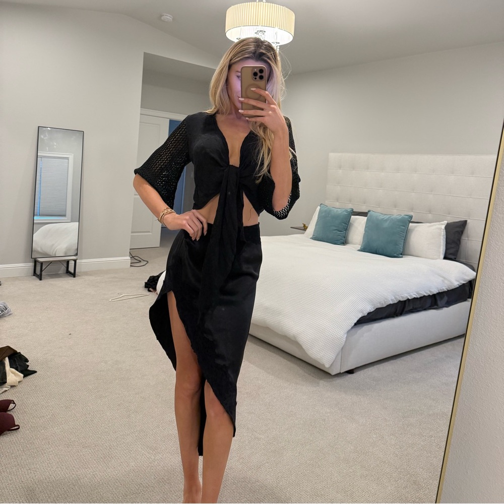 High to low skirt 🖤